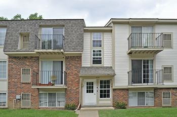 apartment exterior  at Fox Pointe Apartments, Illinois